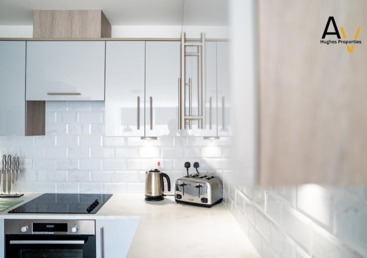 Stylish One-Bedroom Apartment - Free Wi-Fi, 4 Mins From Station, Perfect For Business Stays By Av Hughes Properties Milton Keynes Kültér fotó