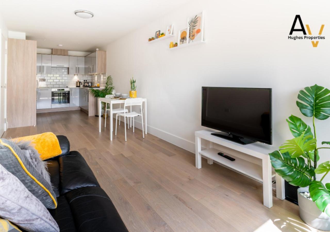 Stylish One-Bedroom Apartment - Free Wi-Fi, 4 Mins From Station, Perfect For Business Stays By Av Hughes Properties Milton Keynes Kültér fotó