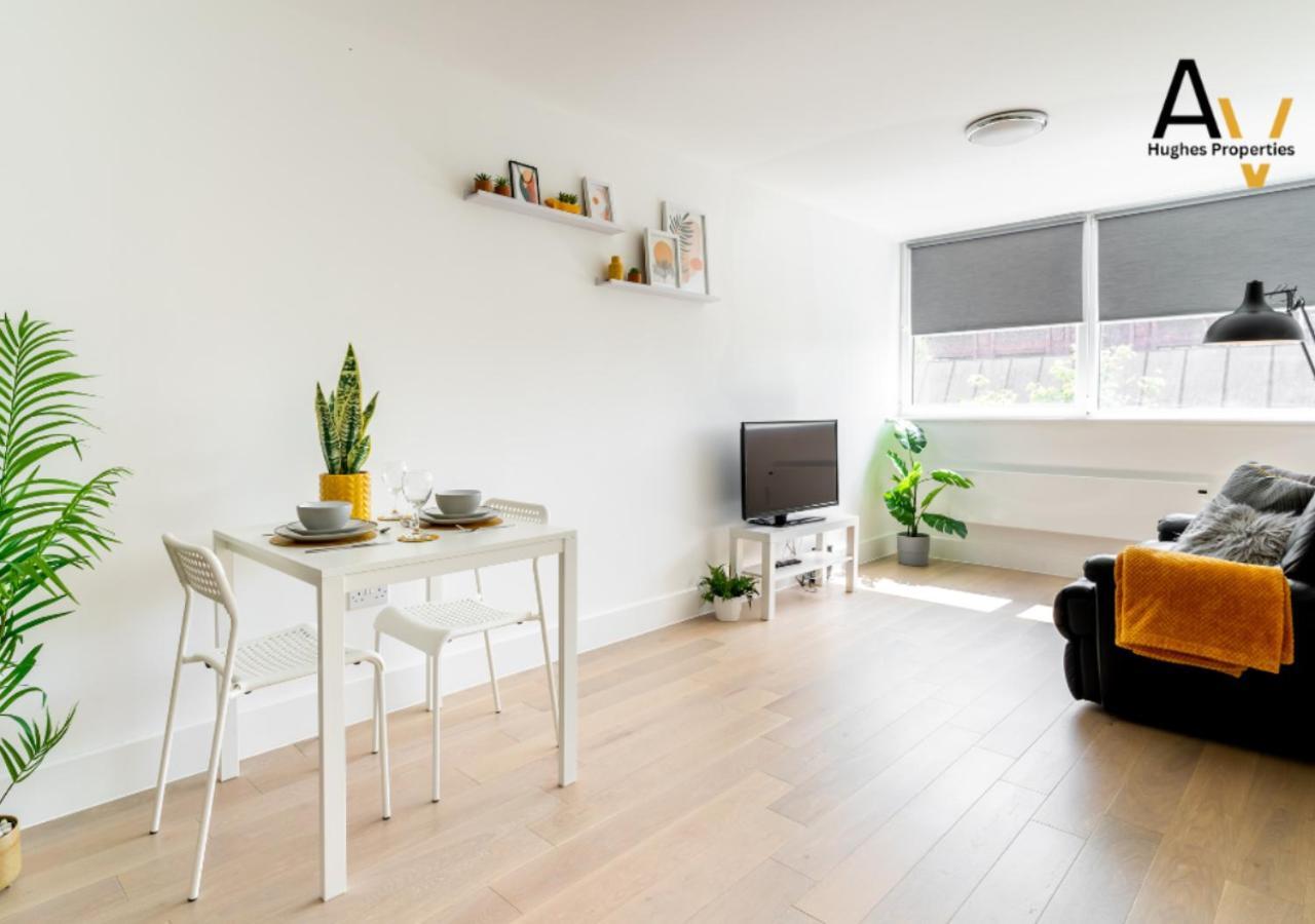 Stylish One-Bedroom Apartment - Free Wi-Fi, 4 Mins From Station, Perfect For Business Stays By Av Hughes Properties Milton Keynes Kültér fotó