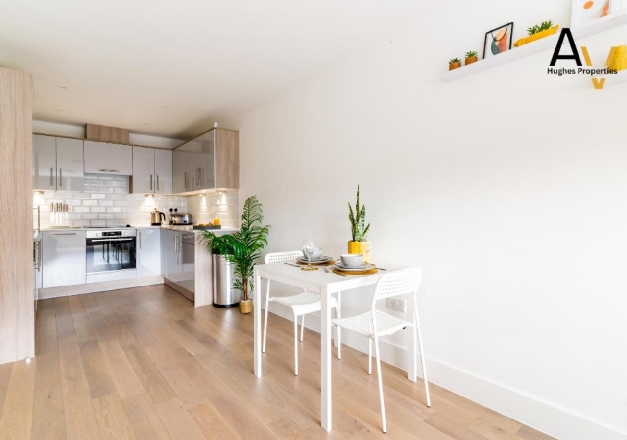 Stylish One-Bedroom Apartment - Free Wi-Fi, 4 Mins From Station, Perfect For Business Stays By Av Hughes Properties Milton Keynes Kültér fotó